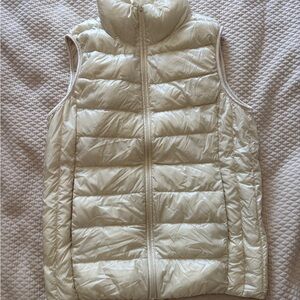 Uniqlo Ultra Down Puffer Vest in Cream